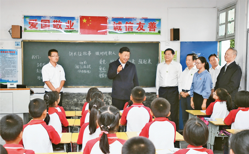 2020年9月16日至18日，中共中央總書(shū)記、國(guó)家主席、中央軍委主席習(xí)近平在湖南考察。這是16日下午，習(xí)近平在郴州市汝城縣文明瑤族鄉(xiāng)第一片小學(xué)，同正在上思政課的同學(xué)們親切交流。 新華社記者 謝環(huán)馳/攝