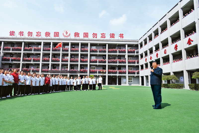 2021年9月13日至14日，中共中央總書(shū)記、國(guó)家主席、中央軍委主席習(xí)近平在陜西省榆林市考察。這是14日上午，習(xí)近平在綏德實(shí)驗(yàn)中學(xué)考察時(shí)，同師生親切交流。 新華社記者 謝環(huán)馳/攝
